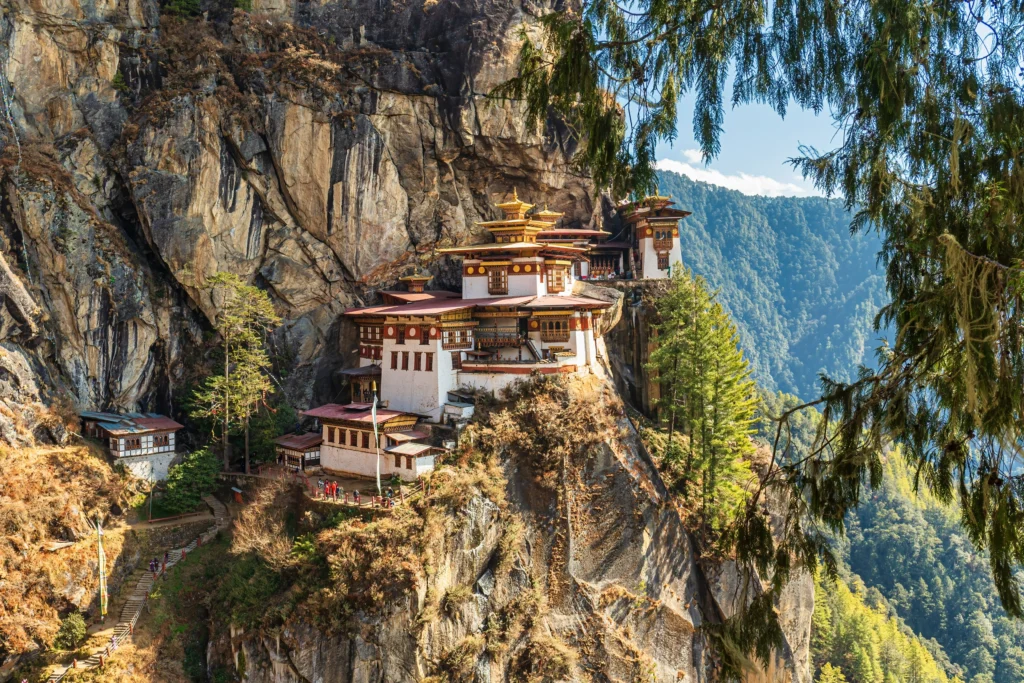 虎穴寺垂直懸掛在海拔3120米之上的帕羅山谷懸崖,能俯瞰整個帕羅山谷。